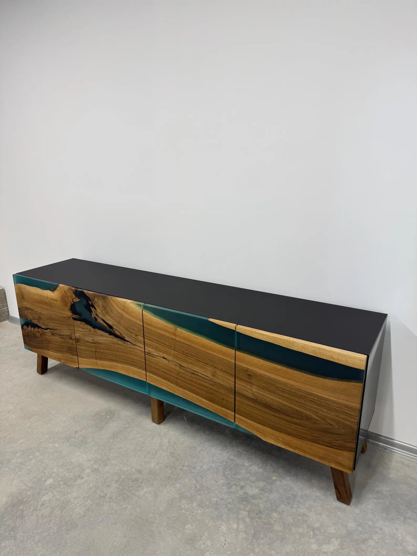 Buffet en bois et époxy bicolore