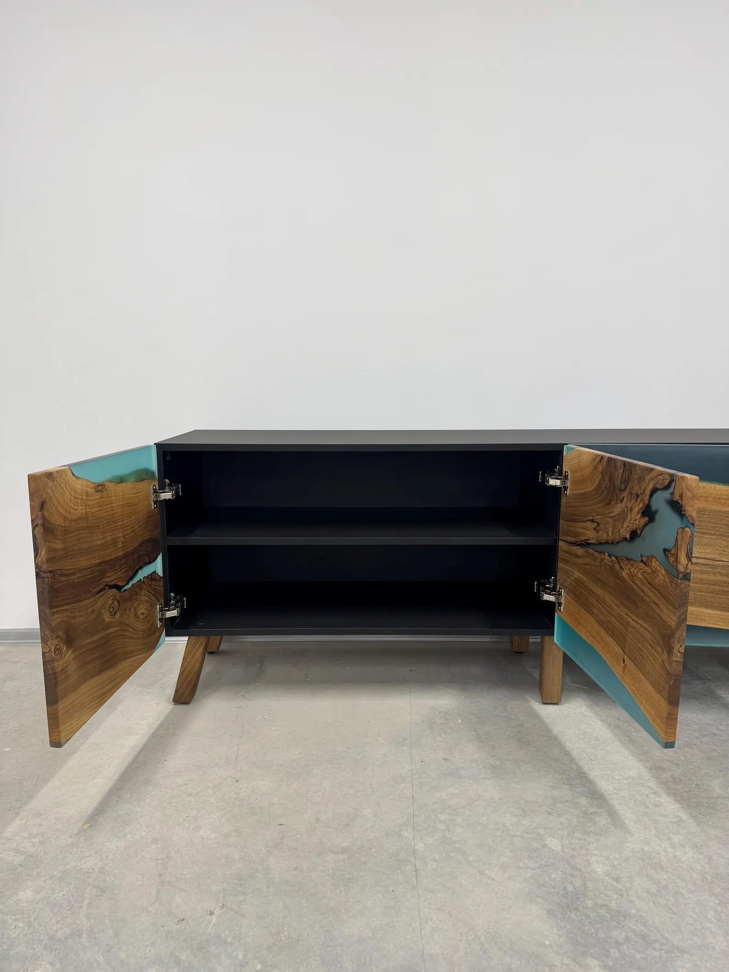 Buffet en bois et époxy bicolore