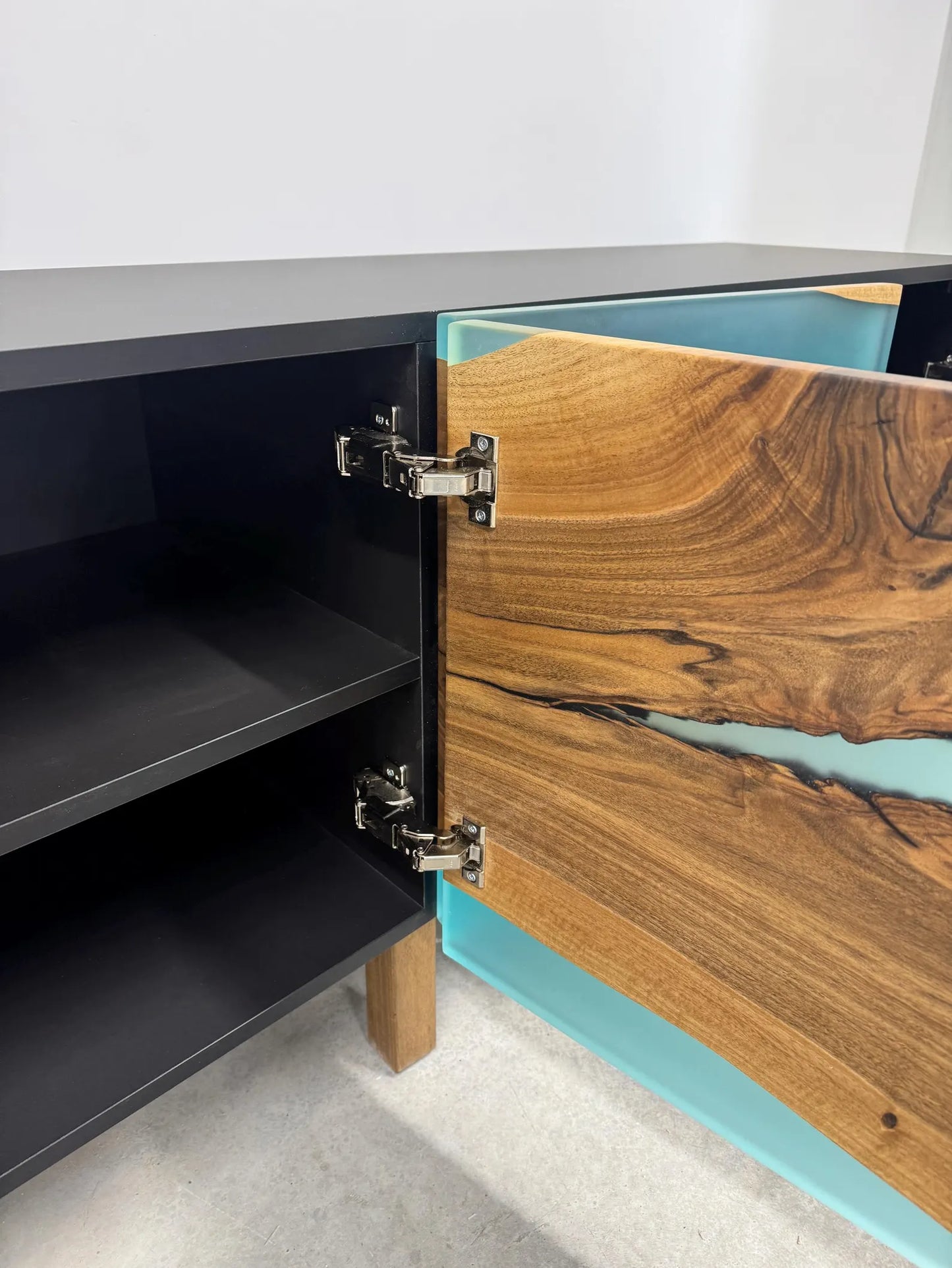 Buffet en bois et époxy bicolore