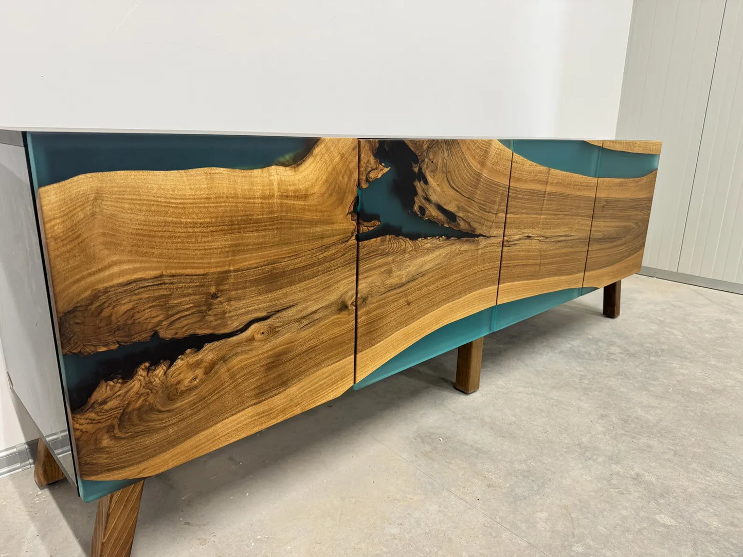 Buffet en bois et époxy bicolore