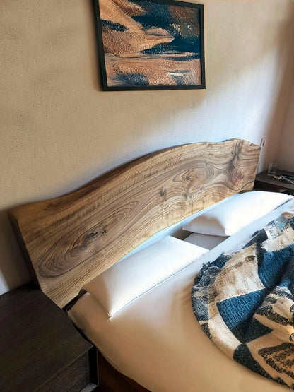Table en bois de noyer et époxy noir transparent