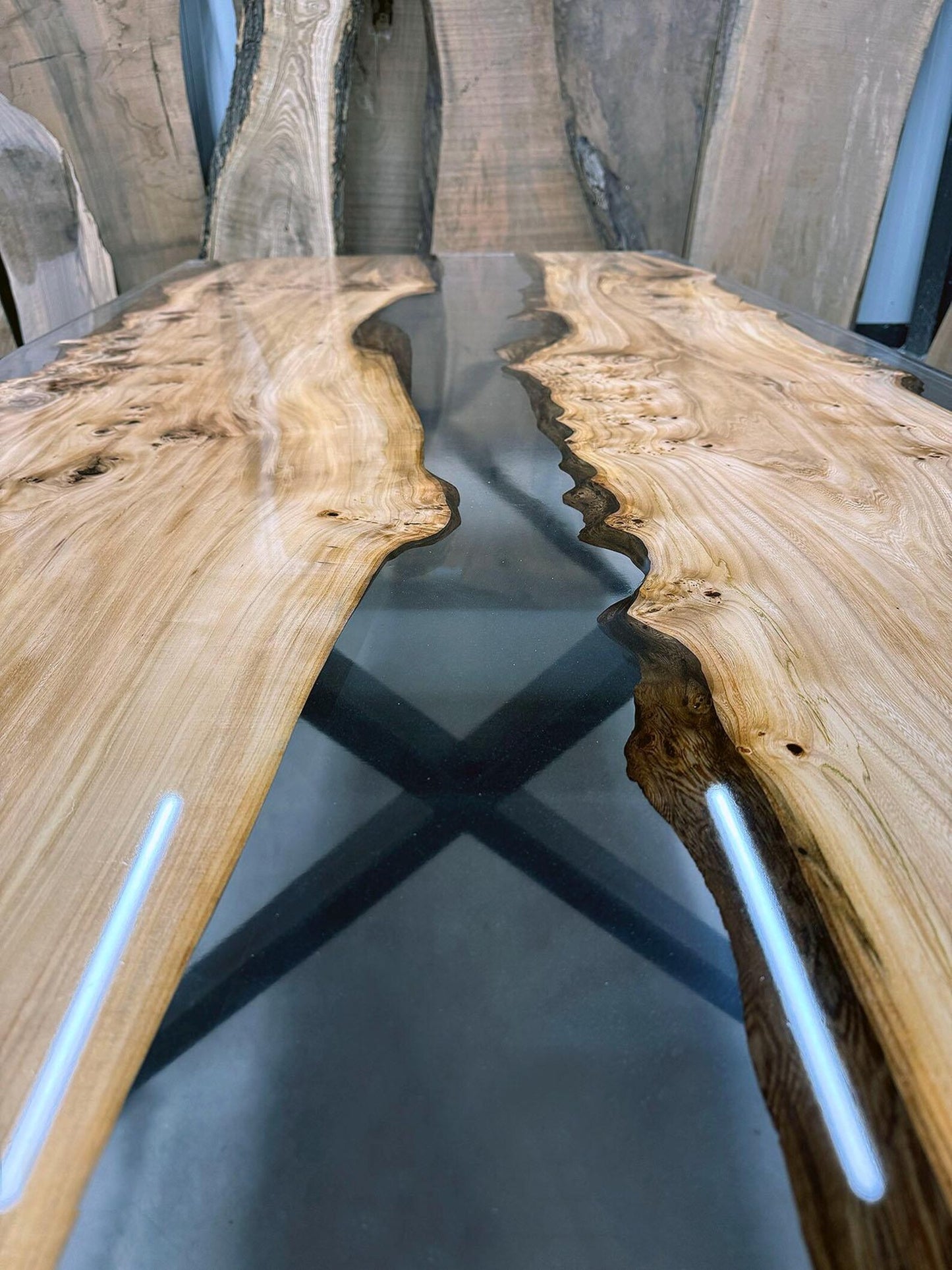 Table en bois de noyer et époxy noir transparent