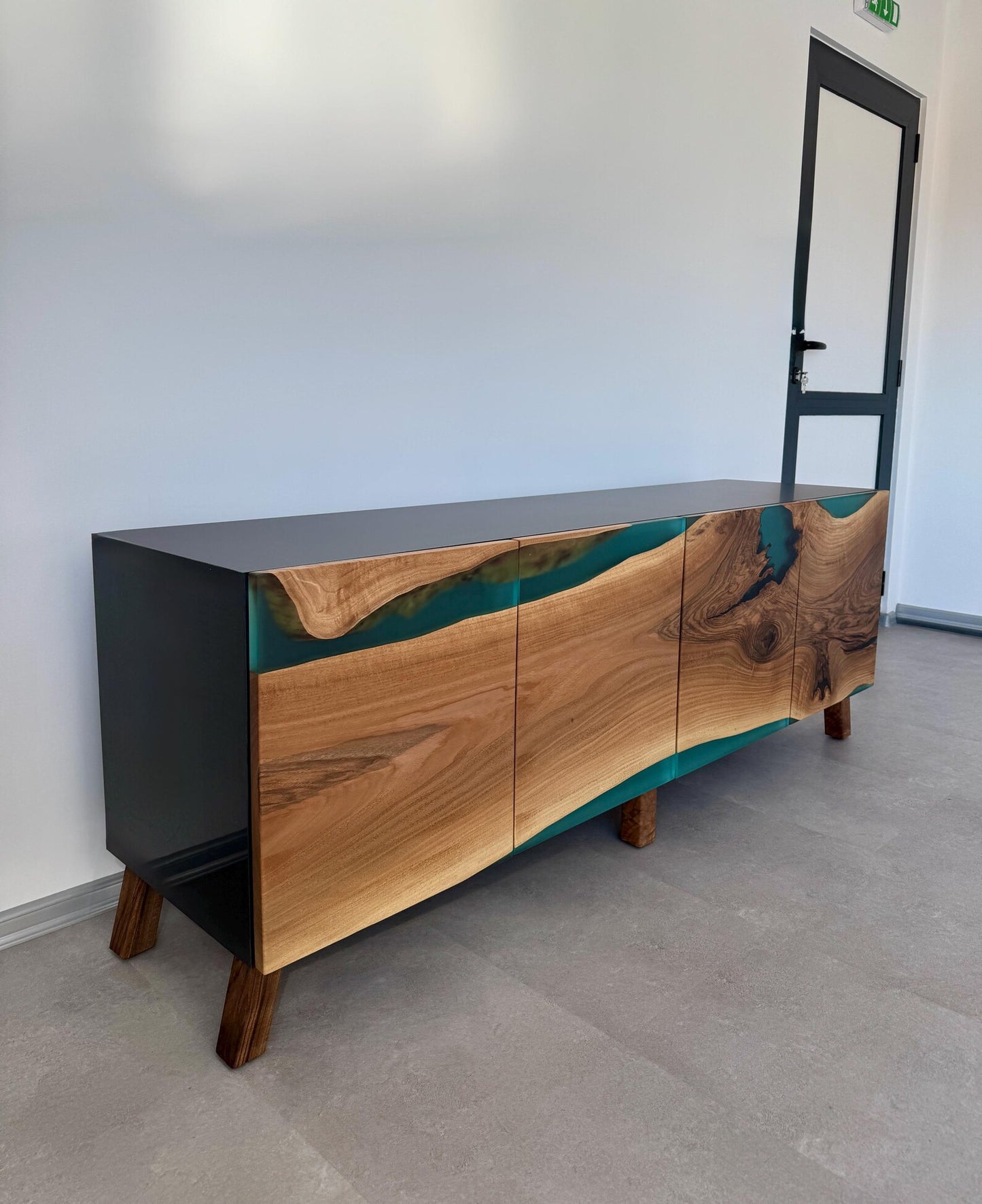 Buffet en bois et époxy bicolore