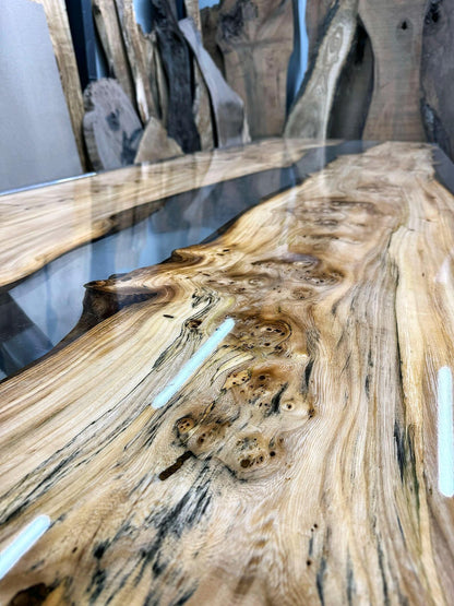 Table en bois de noyer et époxy noir transparent