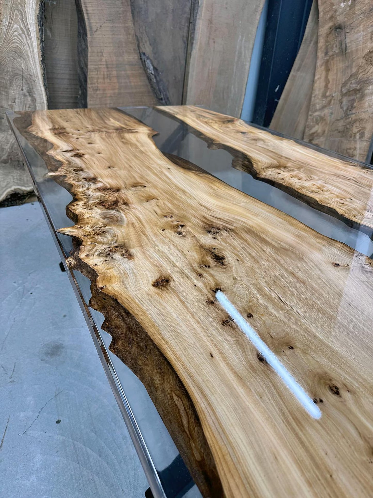 Table en bois de noyer et époxy noir transparent