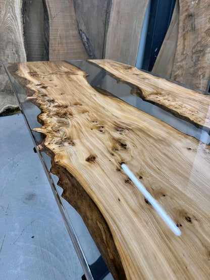 Table en bois de noyer et époxy noir transparent