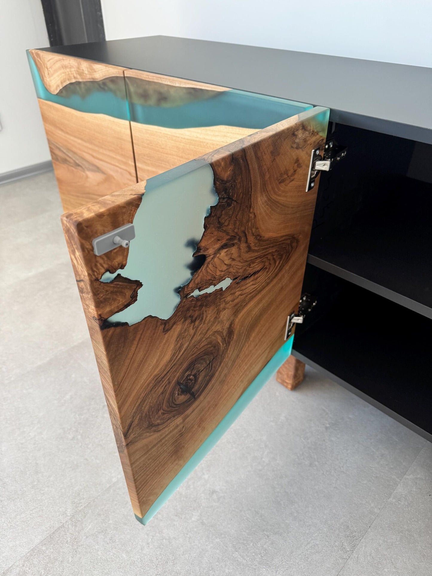 Buffet en bois et époxy bicolore