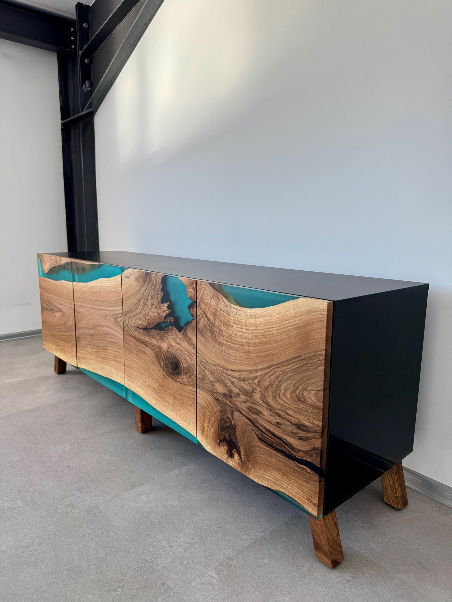Buffet en bois et époxy bicolore