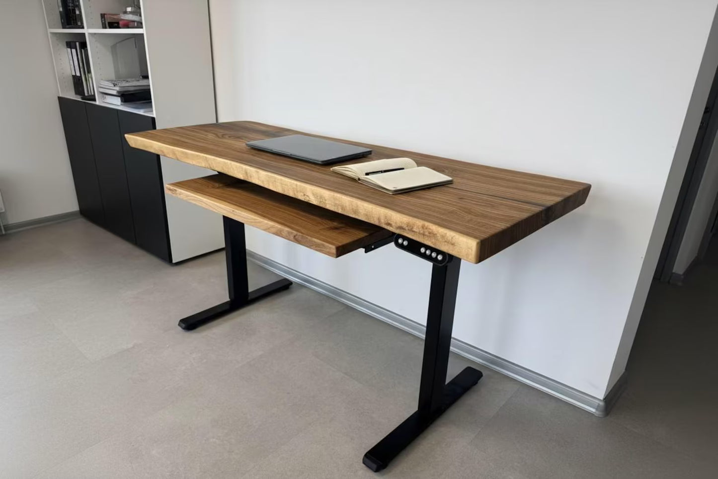 Bureau en dalles à bords bruts en bois massif
