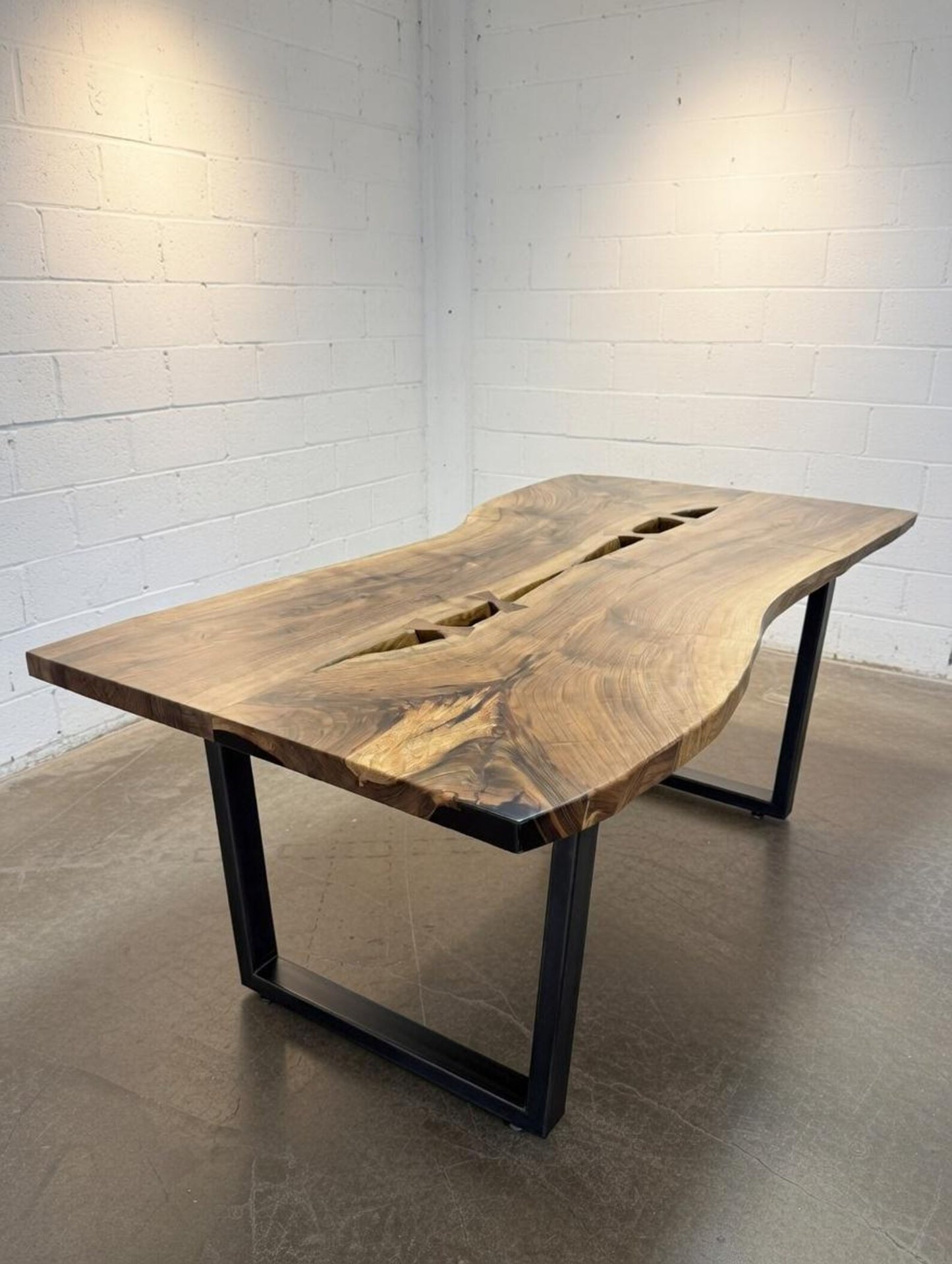 Table en bois de noyer et époxy noir transparent