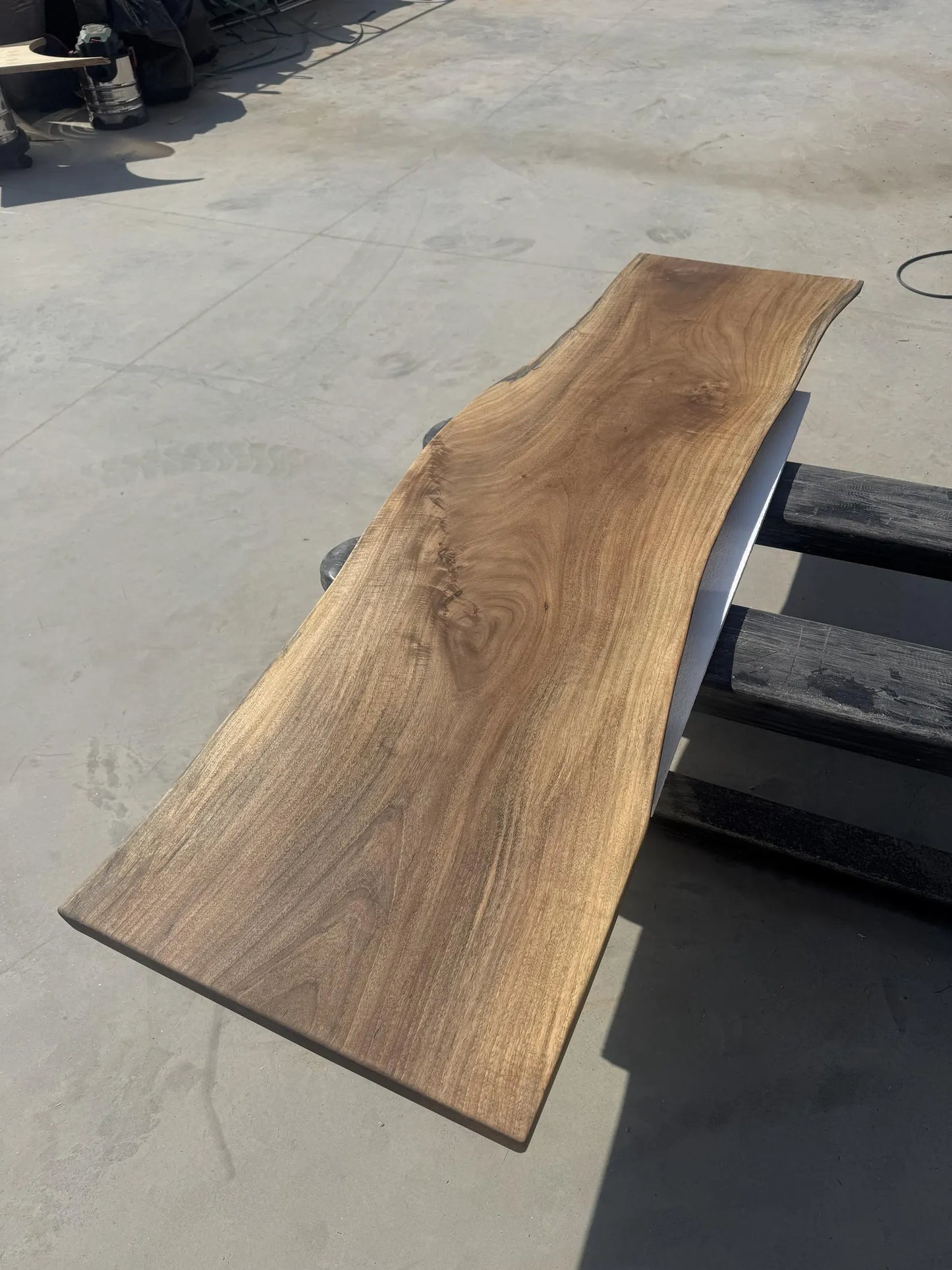 Table d'appoint en résine époxy verte