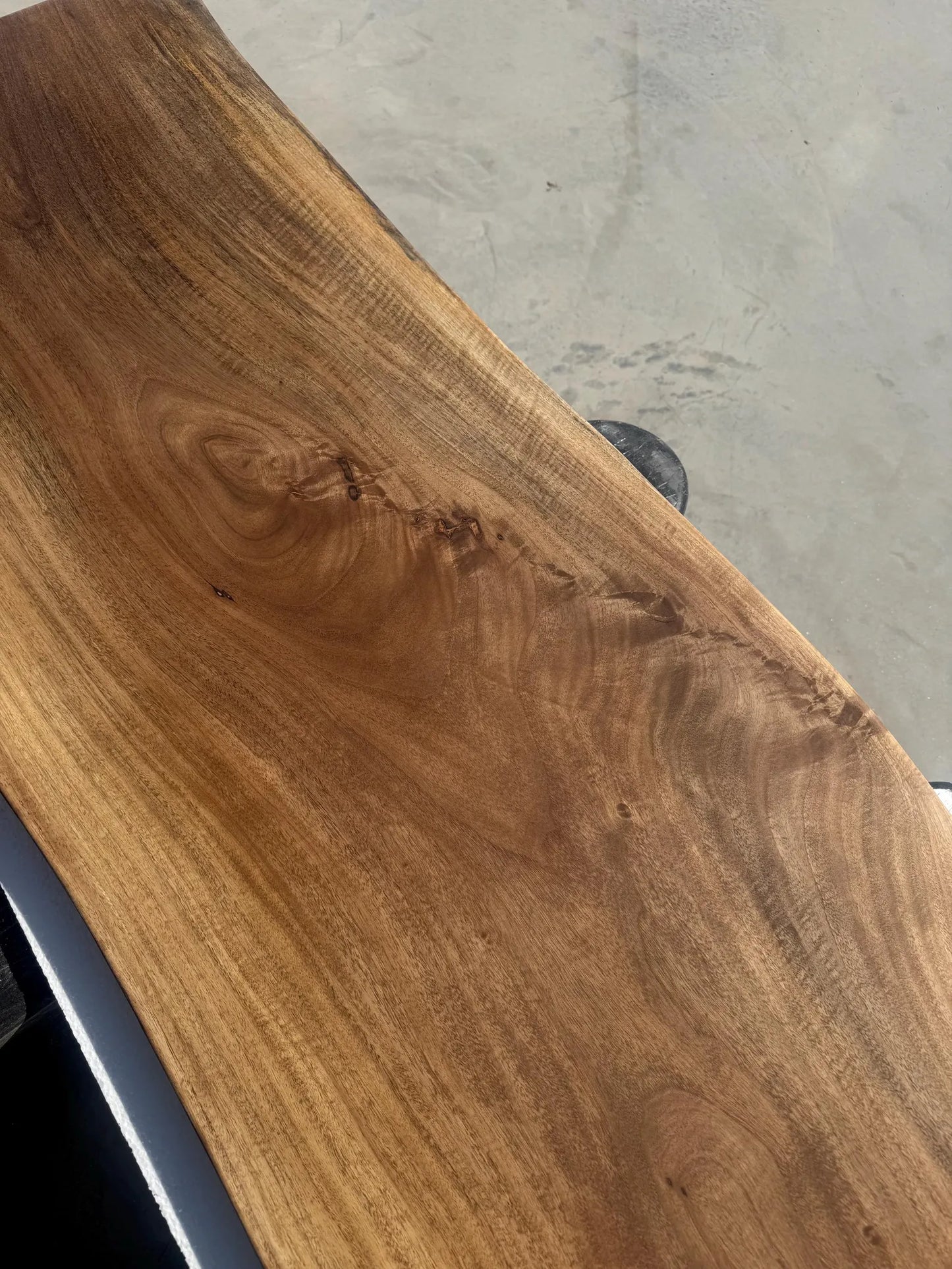 Table d'appoint en résine époxy verte