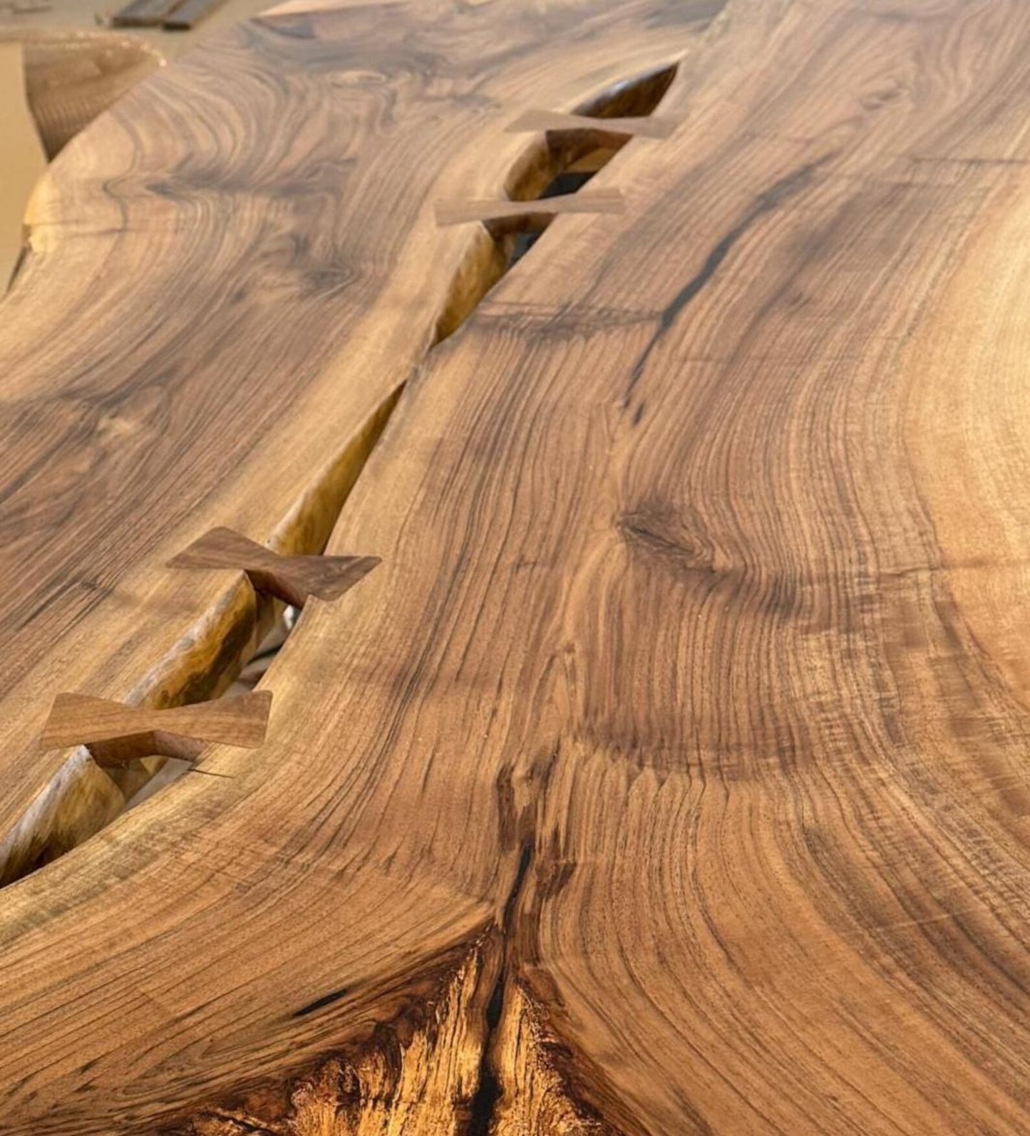 Table en bois de noyer et époxy noir transparent