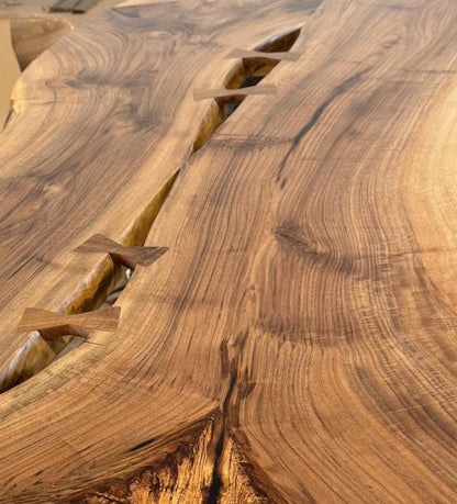 Table en bois de noyer et époxy noir transparent