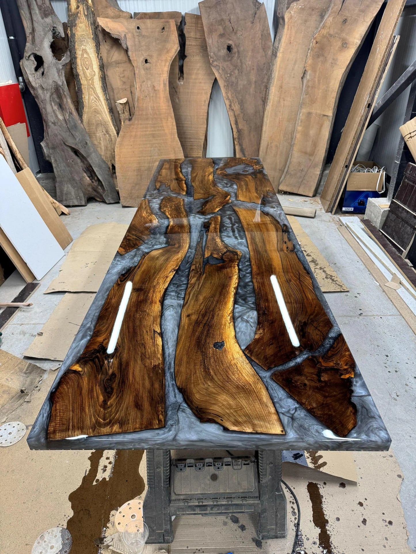 Table en bois de noyer et époxy noir transparent