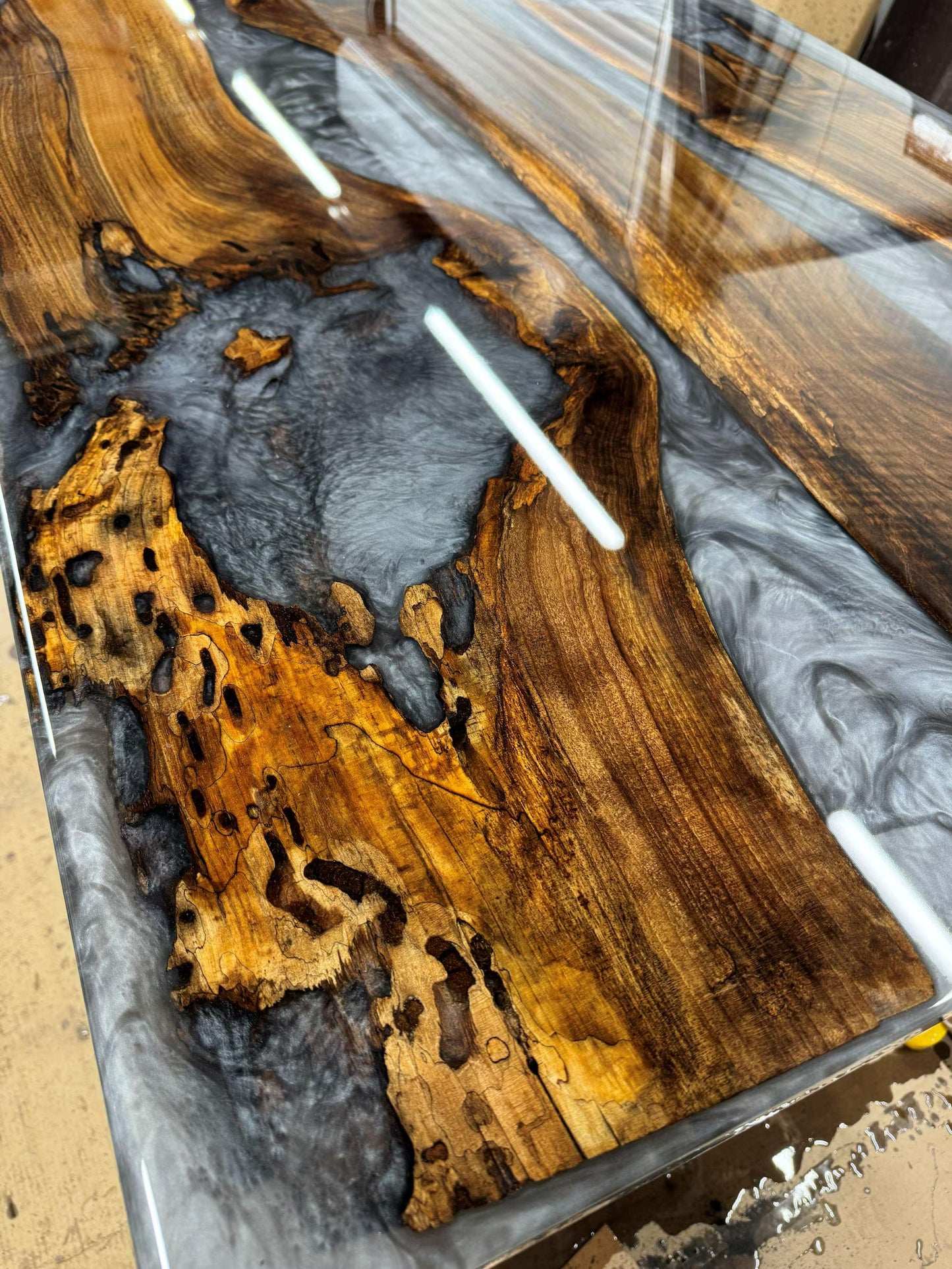 Table en bois de noyer et époxy noir transparent
