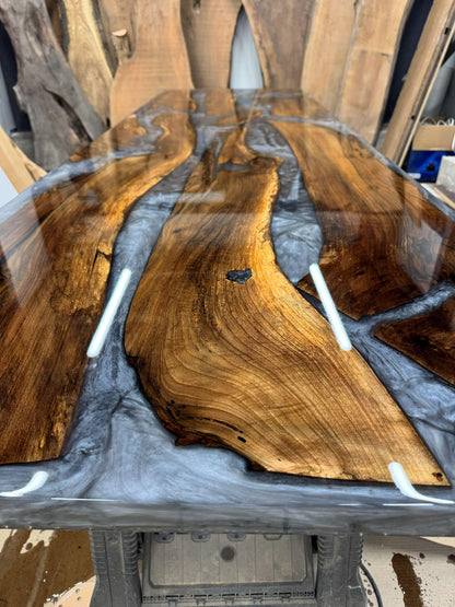 Table en bois de noyer et époxy noir transparent